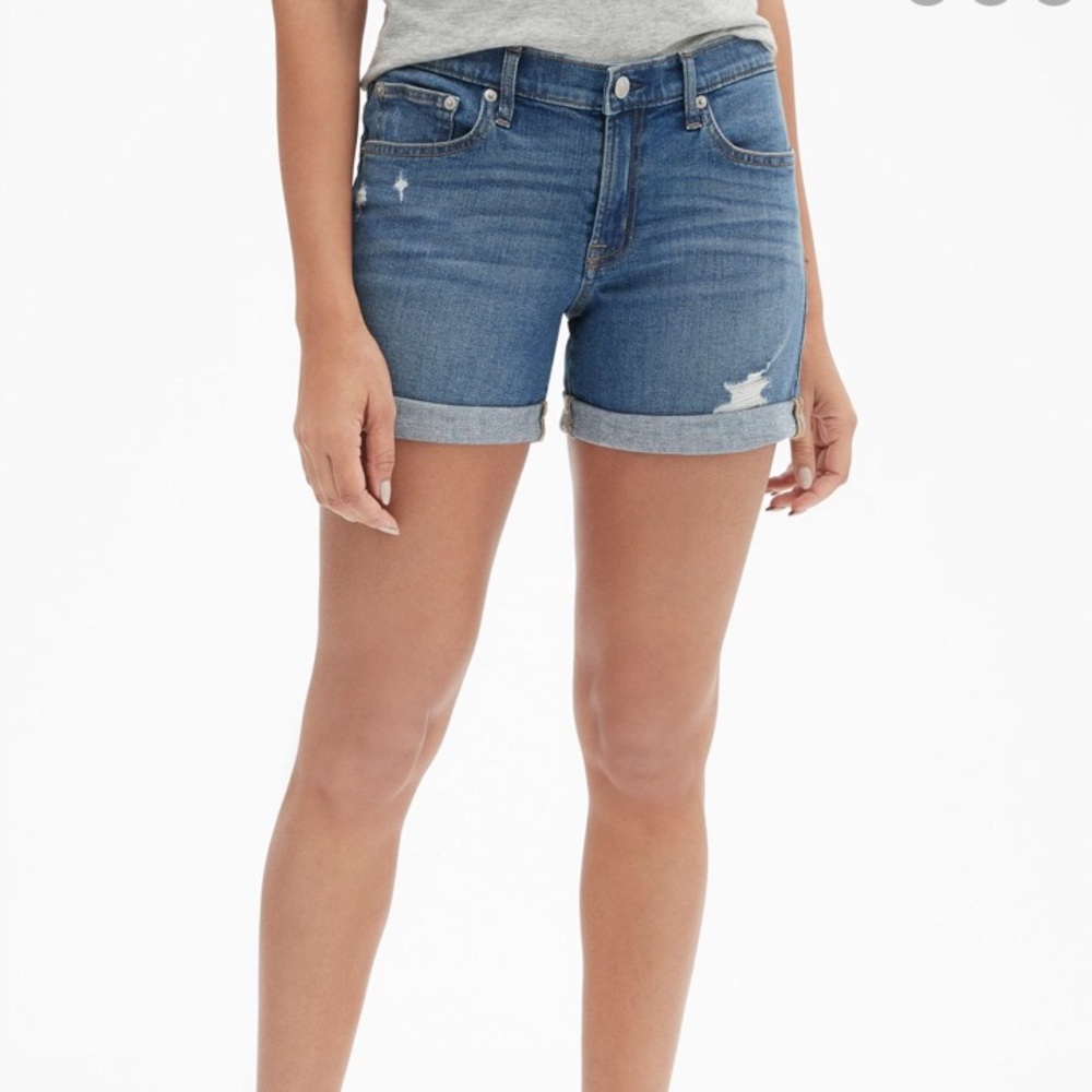 NWOT Gap mid-rise distressed shorts